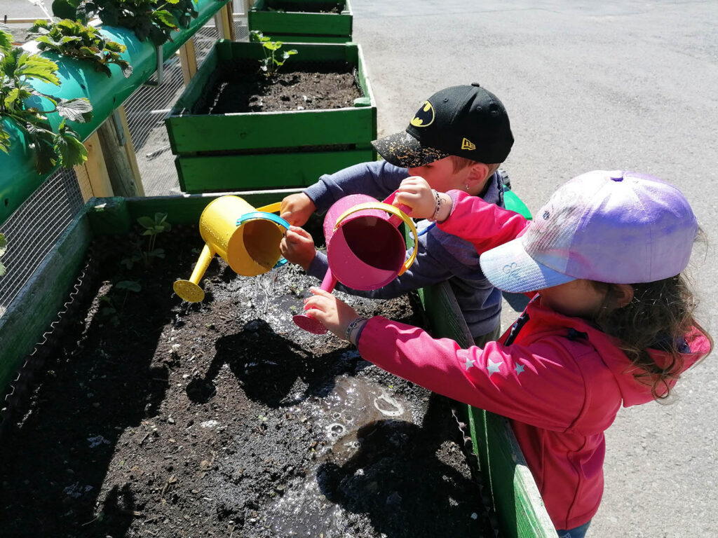 Kalberweidli Bauernhofpielgruppe Gartenarbeiten