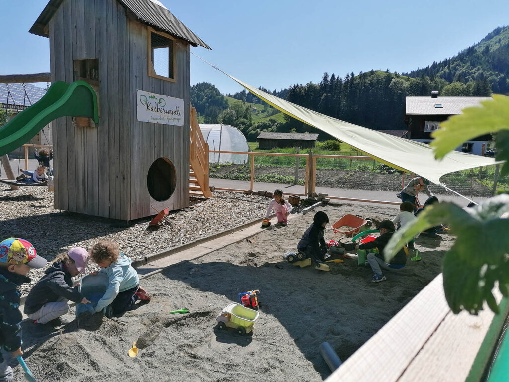 Kalberweidli Bauernhofpielgruppe grosser Sandkasten