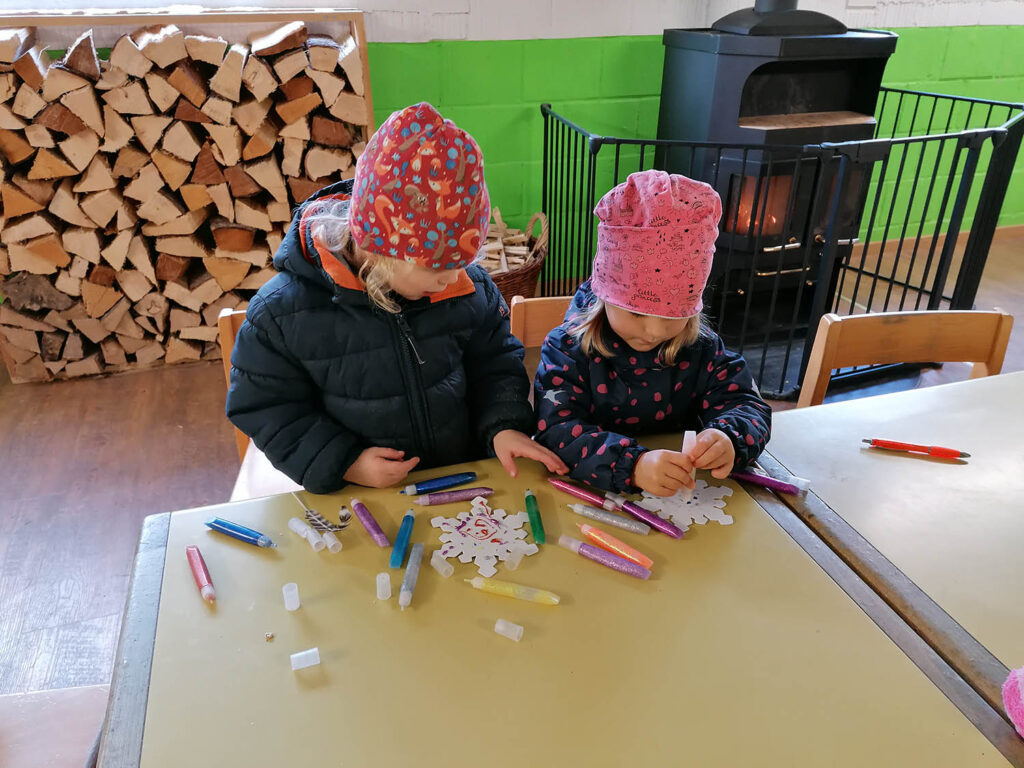 Kalberweidli Bauernhofpielgruppe am Basteln